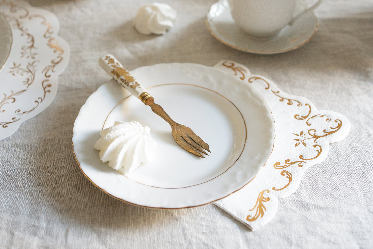 gold and white scalloped dinner napkins