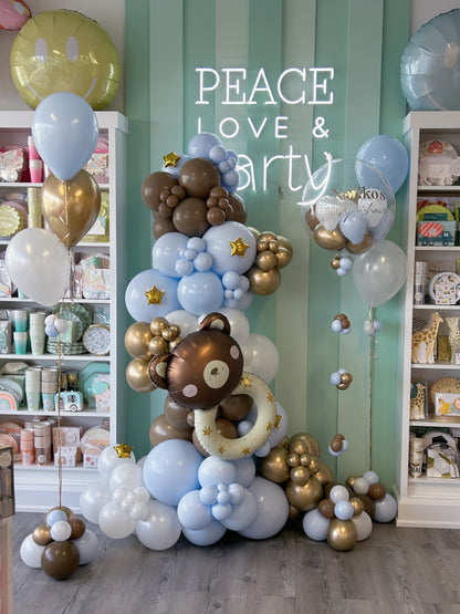 bear themed baby shower balloon garland