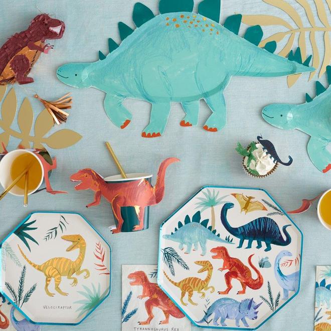 dinosaur kingdom dinner plates setup