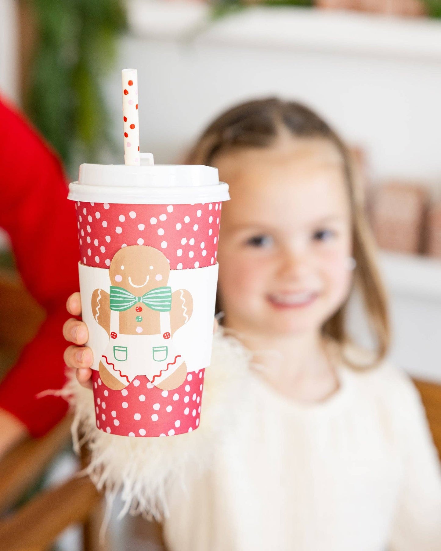 Gingerbread reusable straw in red holiday cup with smiling gingerbread man design, perfect for Toronto kids’ Christmas parties.