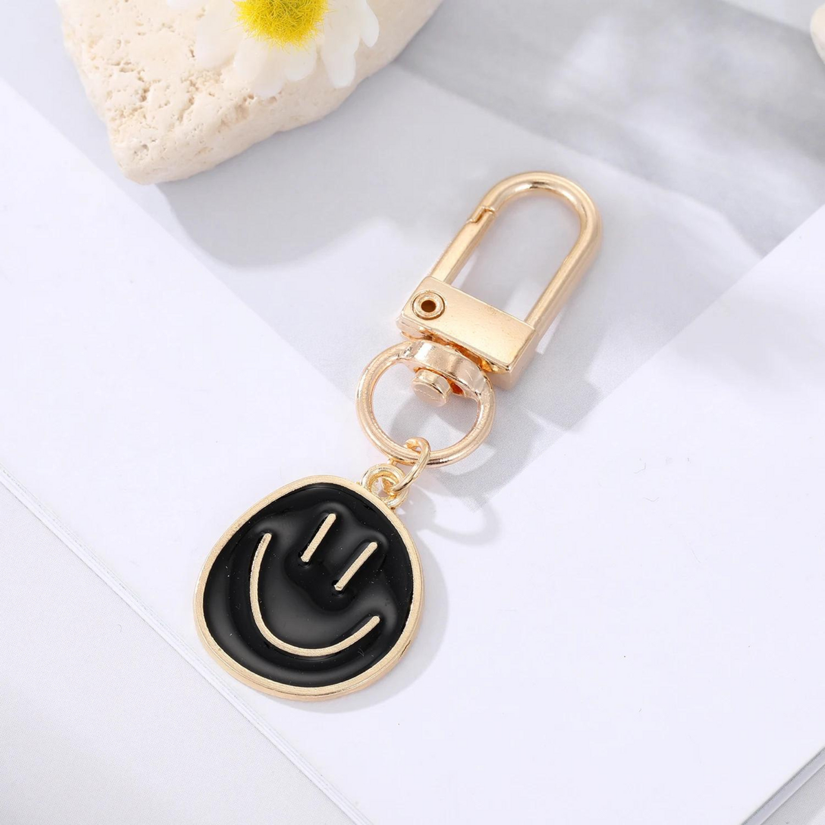 HAPPY FACE KEYCHAIN - BLACK – CONFETTIMYPARTY