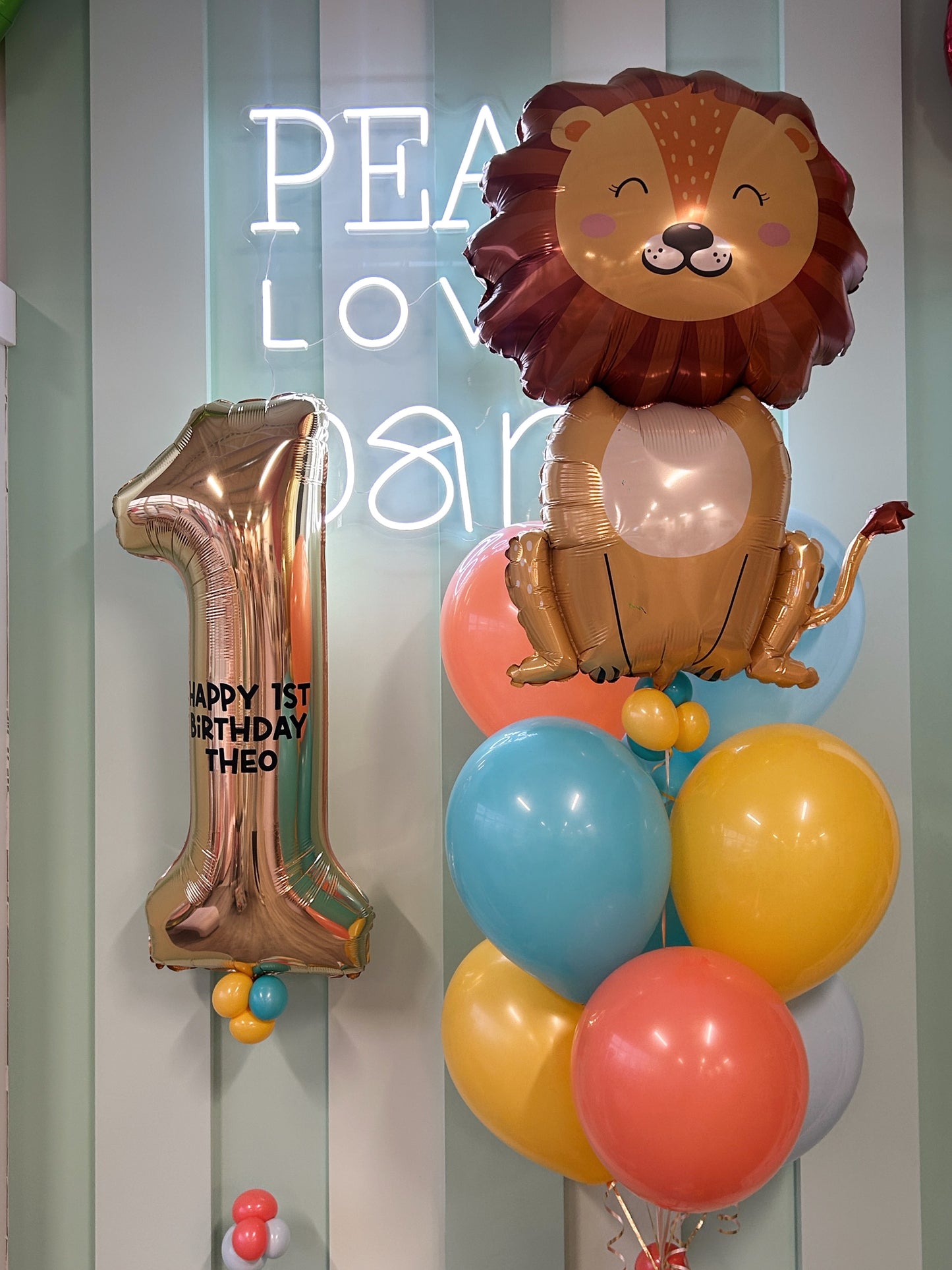 Party Animals Mini Kid Pop with lion character balloon and colourful balloon cluster styled for a kids birthday celebration in Toronto