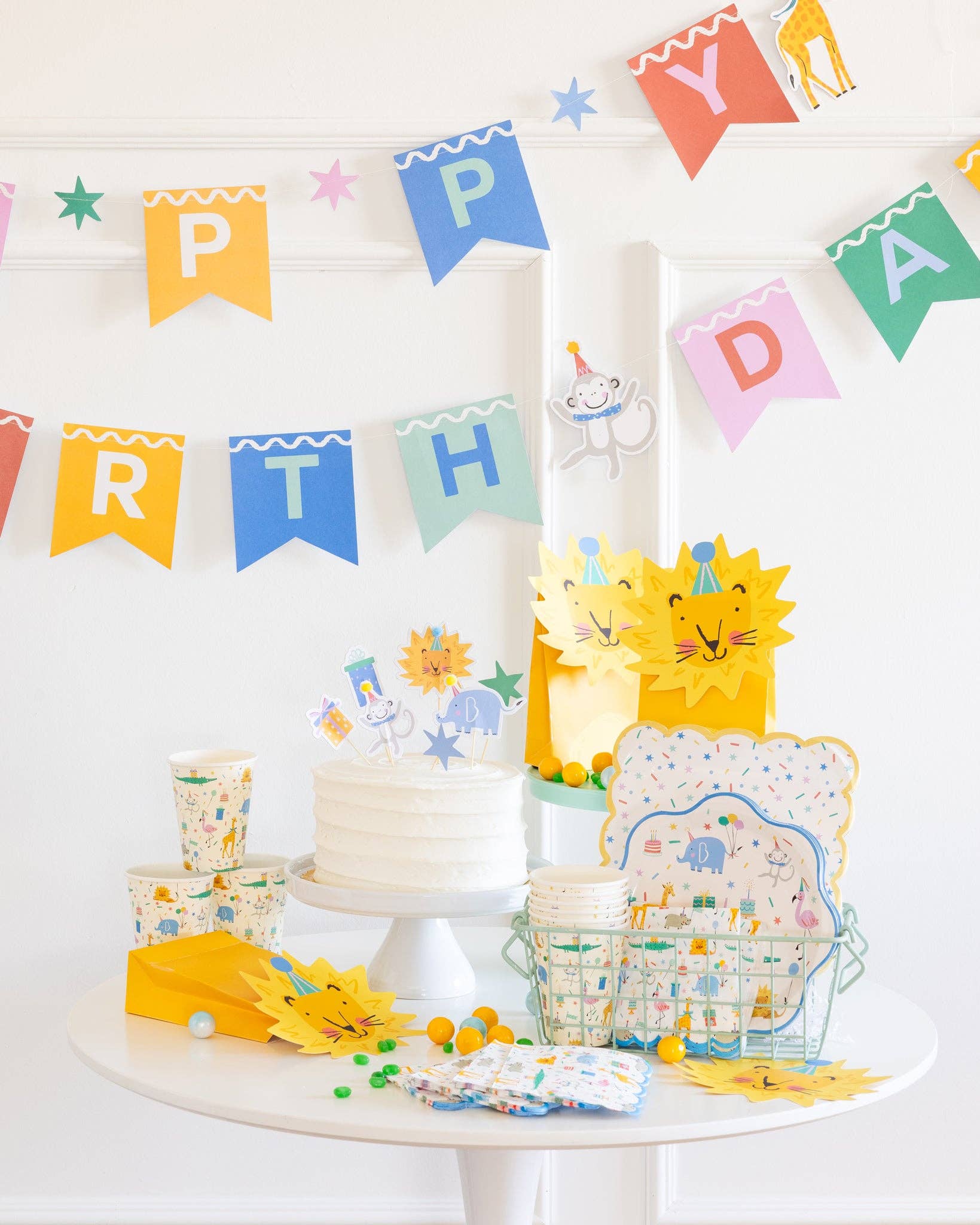 Animal Party collection sold in Toronto at our party shop, featuring matching cups, plates, and cake toppers. Fast shipping across Canada.