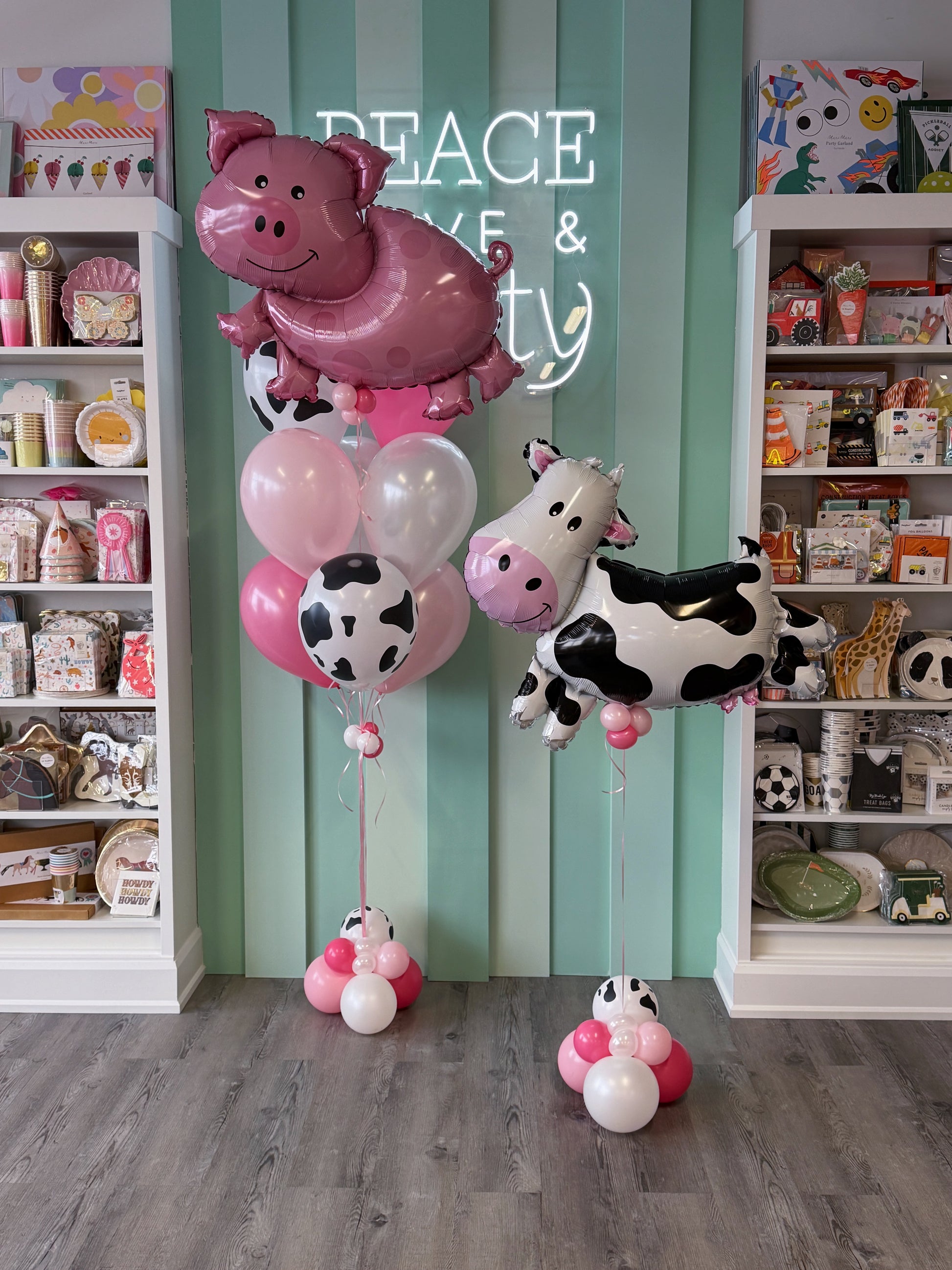 Pink farm animal birthday balloon bundle with pig, cow, cow print and pink latex balloons for a kids' birthday party in Toronto.