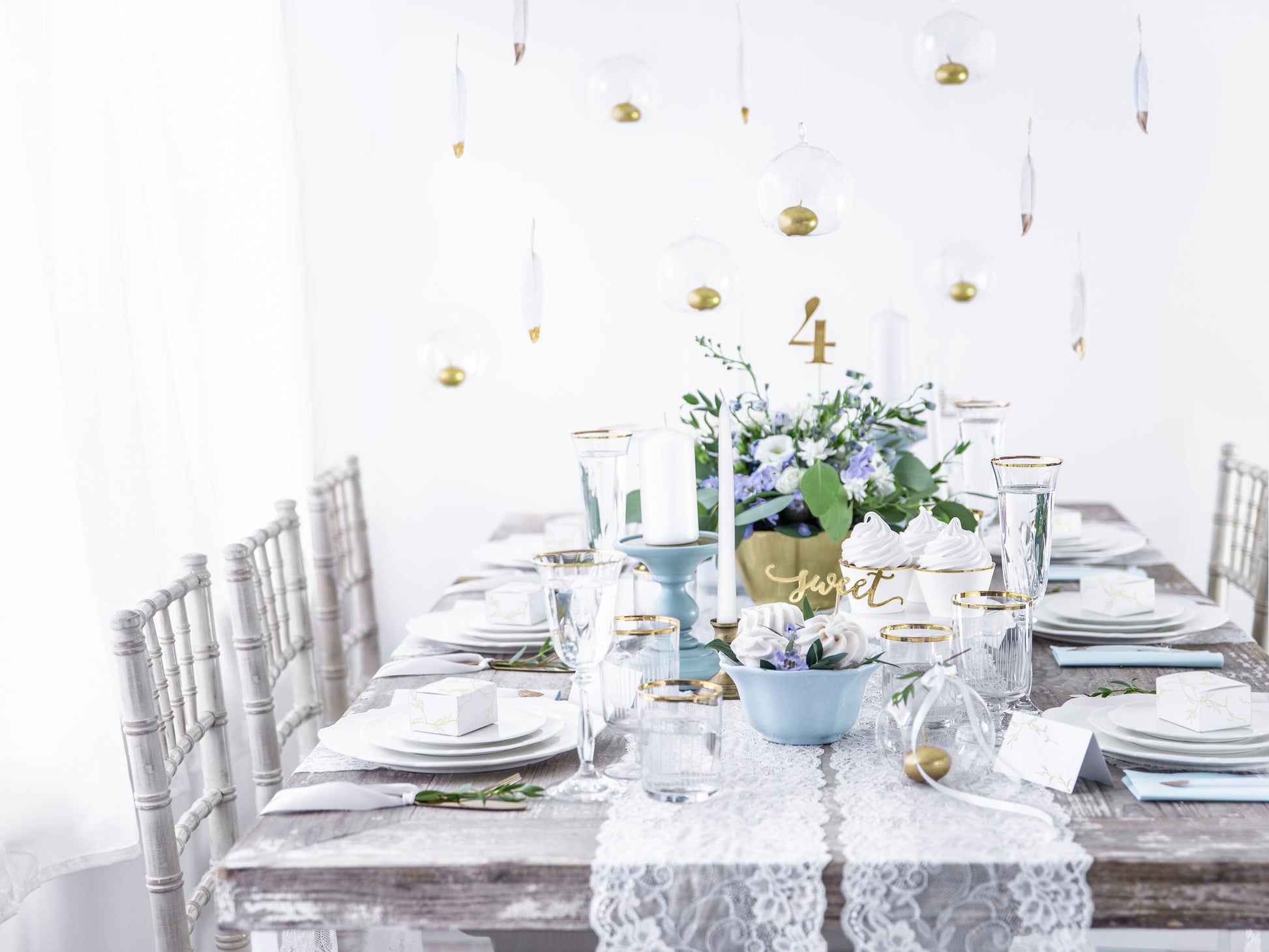 white and gold tablescape 